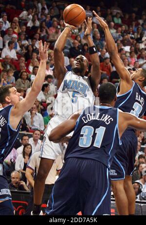 KEIN FILM, KEIN VIDEO, KEIN TV, KEINE DOKUMENTATION - Orlando Guard Keyon Dooling (5) punktet vor den Utah-Verteidigern Matt Harpring (links) Jarron Collins (31) und Jason Hart (rechts) während der Spielaktion in der Amway Arena in Orlando, FL, USA am 21. Dezember 2007. Der Jazz besiegte die Magie 113-94. Foto von Stephen M. Dowell/Orlando Sentinel/MCT/Cameleon/ABACAPRESS.COM Stockfoto