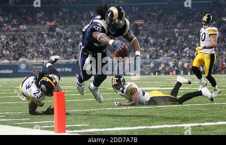 KEIN FILM, KEIN VIDEO, KEIN FERNSEHER, KEINE DOKUMENTATION - St. Louis Rams läuft zurück Steven Jackson taucht über die Torlinie auf einem 12-Yard Pass Empfang im ersten Quartal nach dem Auslaufen Pittsburgh Steelers Defensive Rückseiten Tyrone Carter (l23) und Ike Taylor (rechts) während der Spiel-Aktion im Edward Jones Dome in St. Louis, MO, USA am 20. Dezember 2007. Pittsburgh Steelers gewann 41-24. Foto von Chris Lee/St. Louis Post-Dispatch/MCT/ABCAPRESS.COM Stockfoto