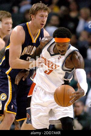 KEIN FILM, KEIN VIDEO, KEIN TV, KEIN DOKUMENTARFILM - The Charlotte Bobcats' Gerald Wallace (3) jagt einen lockeren Ball, als der Indiana Pacers Troy Murphy versucht, während der Spielaktion in der Charlotte Bobcats Arena in Charlotte, NC, USA am 31. Dezember 2007 zu stoppen. Die Bobcats besiegten die Pacers in Überstunden, 107-103. Foto von Jeff Siner/Charlotte Observer/MCT/Cameleon/ABACAPRESS.COM Stockfoto