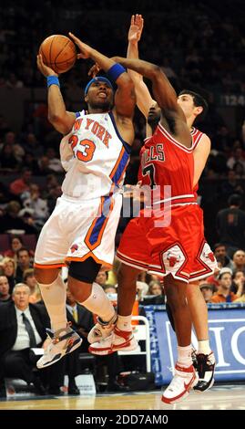 KEIN FILM, KEIN VIDEO, KEIN Fernsehen, KEIN DOKUMENTARFILM - Quentin Richardson (23) von den New York Knicks wird am 30. Dezember 2007 von den Chicago Bulls-Verteidigern Ben Gordon (7) und Kirk Hinrich im zweiten Viertel im Madison Square Garden in New York City, NY, USA, doppelt zusammen geführt. Die Bullen besiegten die Knicks, 100-83. Foto von J. Conrad Williams Jr./Newsday/MCT/Cameleon/ABACAPRESS.COM Stockfoto