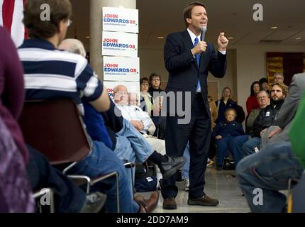KEIN FILM, KEIN VIDEO, KEIN Fernsehen, KEIN DOKUMENTARFILM - der demokratische Präsident, der frühere Senator John Edwards, hält seine stumpige Rede an der Buena Vista University in Storm Lake, Iowa, Montag, 31. Dezember 2007. Foto von Robert Willett/Raleigh News & Observer/MCT/ABACAPRESS.COM Stockfoto