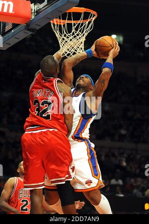 KEIN FILM, KEIN VIDEO, KEIN Fernsehen, KEIN DOKUMENTARFILM - Quentin Richardson (rechts) der New Yorker Knicks macht sich daran, den Ball über den defensiven Druck von Joe Smith der Chicago Bulls im ersten Viertel im Madison Square Garden in New York City, NY, USA am 30. Dezember 2007 zu schießen. Die Bullen besiegten die Knicks, 100-83. Foto von J. Conrad Williams Jr./Newsday/MCT/Cameleon/ABACAPRESS.COM Stockfoto