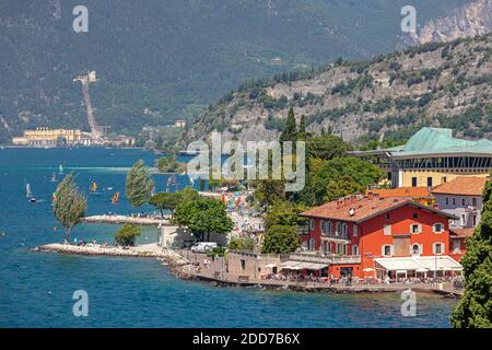 Nago Torbole, Italien - 13. Juni 2019: Küste am Gardasee in Nago Torbole, Italien. Stockfoto