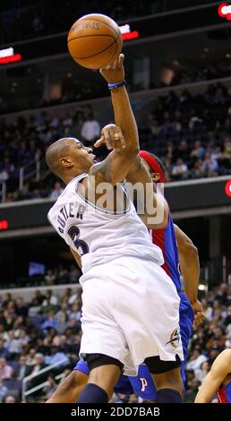 KEIN FILM, KEIN VIDEO, KEIN TV, KEIN DOKUMENTARFILM - Washington Wizards Caron Butler (3) wird von Detroit Pistons Rasheed Wallace (36) während ihres Spiels, das am 2. Januar 2008 im Verizon Center in Washington, DC, USA gespielt wurde, gefoult. Detroit Pistons gewann 106-93. Foto von Harry E. Walker/MCT/ABACAPRESS.COM Stockfoto