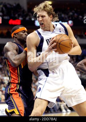 KEIN FILM, KEIN VIDEO, KEIN TV, KEIN DOKUMENTARFILM - Dirk Nowitzki von Dallas Mavericks (rechts) zieht sich am 2. Januar 2008 im American Airlines Center in Dallas, TX, USA, gegen Stephen Jackson von Golden State Warriors (links) ein. Dallas Mavericks gewann 121-99. Foto von Ron Jenkins/Fort Worth Star-Telegram/MCT/Cameleon/ABACAPRESS.COM Stockfoto