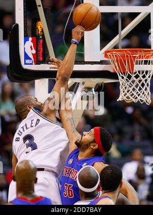 KEIN FILM, KEIN VIDEO, KEIN TV, KEIN DOKUMENTARFILM - Washington Wizards Caron Butler (3) wird von Detroit Pistons Rasheed Wallace (36) während ihres Spiels, das am 2. Januar 2008 im Verizon Center in Washington, DC, USA gespielt wurde, gefoult. Detroit Pistons gewann 106-93. Foto von Harry E. Walker/MCT/ABACAPRESS.COM Stockfoto