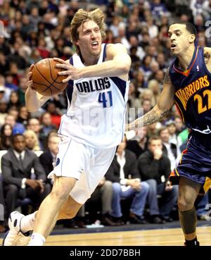 KEIN FILM, KEIN VIDEO, KEIN Fernsehen, KEIN DOKUMENTARFILM - Dirk Nowitzki von Dallas Mavericks (links) fährt am 2. Januar 2008 im American Airlines Center in Dallas, TX, USA, auf Matt Barnes, 22, von Golden State Warriors. Dallas Mavericks gewann 121-99. Foto von Ron Jenkins/Fort Worth Star-Telegram/MCT/Cameleon/ABACAPRESS.COM Stockfoto