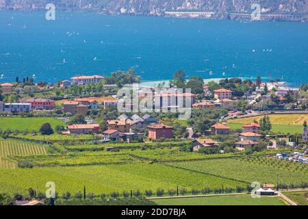 Nago Torbole, Italien - 13. Juni 2019: Grüne Felder und Gardasee in Nago Torbole, Italien. Stockfoto