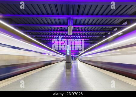 Zürich, Schweiz - 23. September 2020: Züge am Bahnhof Zürich Airport in der Schweiz. Stockfoto