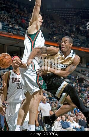 KEIN FILM, KEIN VIDEO, KEIN Fernsehen, KEIN DOKUMENTARFILM - Antonio Daniels von Washington Wizards spielt den Ball um Milwaukee Bucks' Yi Jianlian während der ersten Aktion im Bradley Center in Milwaukee, WI, USA am 4. Januar 2008. Washington Wizards gewann 101-77. Foto von Jack Orton/Milwaukee Journal Sentinel/MCT/Cameleon/ABACAPRESS.COM Stockfoto
