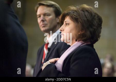 KEIN FILM, KEIN VIDEO, KEIN Fernsehen, KEIN DOKUMENTARFILM - Hilda Sarkisyan, die Mutter von Nataline Sarkisyan, Die im Dezember 2007 verstarb, nachdem ihre Krankenkasse sich weigerte, für die Lebertransplantation zu bezahlen, steht neben dem demokratischen Präsidenten hoffnungsvoll, dem ehemaligen Senator John Edwards bei einer Ratssitzung in Manchester, New Hampshire, USA, Sonntag, 6. Januar 2008. Foto von Robert Willett/Raleigh News & Observer/MCT/ABACAPRESS.COM Stockfoto