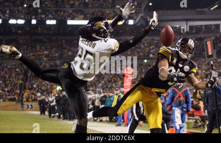 KEIN FILM, KEIN VIDEO, KEIN TV, KEIN DOKUMENTARFILM - Jacksonville Jaguars Safety Reggie Nelson (25) bricht im vierten Quartal eines AFC-Wild-Card-Playoff-Spiels am Heinz Field in Pittsburgh, PA, USA, am 5. Januar 2008 einen zwei-Punkte-Konvertierungsversuch zum Pittsburgh Steelers Wide Receiver Nate Washington (85) auf. Die Jaguare besiegten die Steelers, 31-29. Foto von Gary W. Green/Orlando Sentinel/MCT/Cameleon/ABACAPRESS.COM Stockfoto