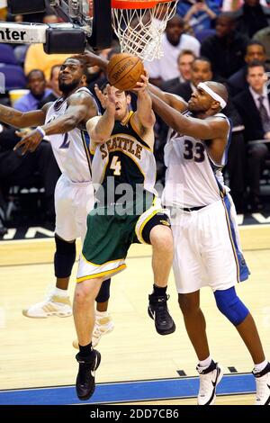 KEIN FILM, KEIN VIDEO, KEIN TV, KEIN DOKUMENTARFILM - Seattle SuperSonics Nick Collison (4) wird von den Washington Wizards Brendan Haywood (33) während ihres Spiels, das am 6. Januar 2008 im Verizon Center in Washington, DC, USA gespielt wurde, gefoult. Washington Wizards gewann 108-86. Foto von Harry E. Walker/MCT/ABACAPRESS.COM Stockfoto