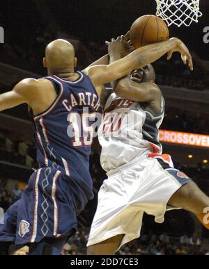 KEIN FILM, KEIN VIDEO, KEIN Fernsehen, KEINE DOKUMENTATION - Vince Carter (15) von New Jersey Nets fouls' Raymond Felton (20) während der zweiten Halbzeit-Aktion in der Bobcats Arena in Charlotte, NC, USA am 8. Januar 2008. Charlotte Bobcats gewann 115-99. Foto von Jeff Siner/Charlotte Observer/MCT/Cameleon/ABACAPRESS.COM Stockfoto