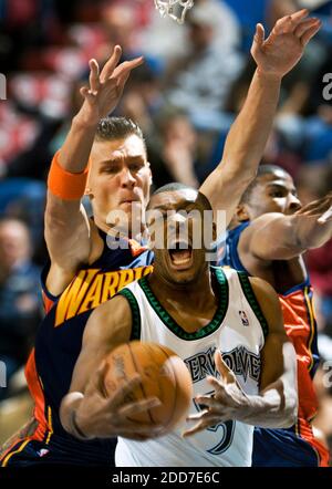 KEIN FILM, KEIN VIDEO, KEIN Fernsehen, KEIN DOKUMENTARFILM - Craig Smith von Minnesota Timberwolves wird am 15. Januar 2008 in Minneapolis, MN, USA, von Andris Biedrins von den Golden State Warriors in der ersten Hälfte des Jahres gefoult. Golden State Warriors gewann 105-98. Foto von David Brewster/Minneapolis Star Tribune/MCT/Cameleon/ABACAPRESS.COM Stockfoto