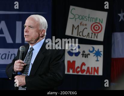 KEIN FILM, KEIN VIDEO, KEIN Fernsehen, KEIN DOKUMENTARFILM - der republikanische Präsident, der hoffnungsvolle US-Senator John McCain, spricht eine Menschenmenge während eines Rathaustreffens in Spartanburg, SC, USA, am 16. Januar 2008 an. Foto von Tim Dominick/The State/MCT/ABACAPRESS.COM Stockfoto