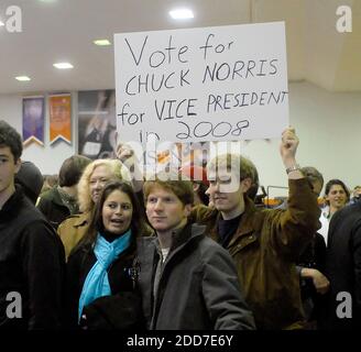 KEIN FILM, KEIN VIDEO, KEIN Fernsehen, KEIN DOKUMENTARFILM - Jonathan Winchell, 16, hält ein Norris für den Vizepräsidenten-Zeichen während eines Wahlkampfs für den republikanischen Präsidentschaftskandidaten Mike Huckabee an der Clemson University, Clemson, SC, USA, am 17. Januar 2008 hoch. Foto von Diedra Laird/Charlotte Observer/MCT/ABACAPRESS.COM Stockfoto