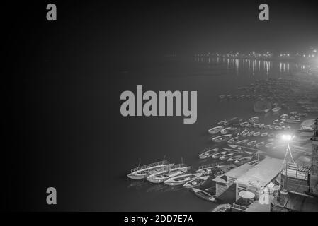 Ufer des Flusses Ganges bei Nacht, Varanasi, Uttar Pradesh, Indien Stockfoto