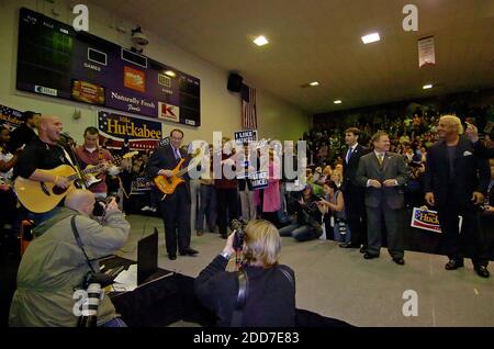 KEIN FILM, KEIN VIDEO, KEIN Fernsehen, KEIN DOKUMENTARFILM - der republikanische Präsidentschaftskandidat Mike Huckabee spielt Gitarre während eines Wahlkampfaufenthalten an der Clemson University, Clemson, SC, USA, am 17. Januar 2008. Foto von Diedra Laird/Charlotte Observer/MCT/ABACAPRESS.COM Stockfoto