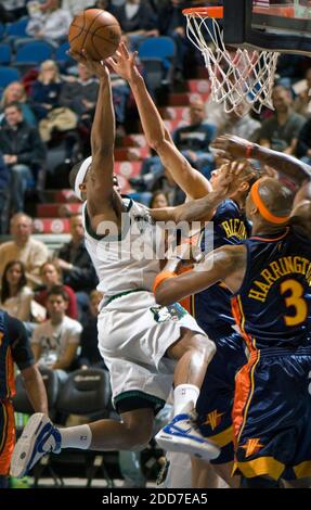 KEIN FILM, KEIN VIDEO, KEIN Fernsehen, KEIN DOKUMENTARFILM - Rashad McCants von Minnesota Timberwolves geht in der ersten Halbzeit in Minneapolis, MN, USA, am 15. Januar 2008 um zwei Punkte gegen Andris Biedrins und Al Harrington der Golden State Warriors. Golden State Warriors gewann 105-98. Foto von David Brewster/Minneapolis Star Tribune/MCT/Cameleon/ABACAPRESS.COM Stockfoto