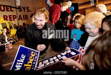 KEIN FILM, KEIN VIDEO, KEIN Fernsehen, KEIN DOKUMENTARFILM - Schauspieler Chuck Norris signiert Autogramme während eines Wahlkampfs für den republikanischen Präsidentschaftskandidaten Mike Huckabee am 17. Januar 2008 in Myrtle Beach, SC, USA. Foto von Randall Hill/Myrtle Beach Sun-News/MCT/ABACAPRESS.COM Stockfoto