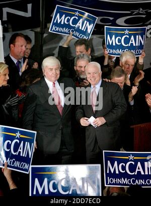 KEIN FILM, KEIN VIDEO, KEIN Fernsehen, KEIN DOKUMENTARFILM - Jack Kemp, ein ehemaliger Kongressabgeordneter von New York, und Buffalo Bills Quarterback (links) tritt während eines Wahlkampfs in Columbia, SC, USA, am 17. Januar 2008 mit dem republikanischen Präsidentschaftskandidaten Sen. John McCain auf die Bühne. Foto von Tim Dominick/The State/MCT/ABACAPRESS.COM Stockfoto