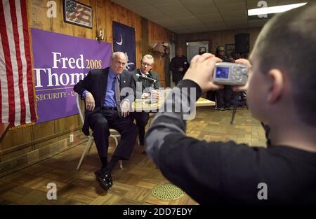 KEIN FILM, KEIN VIDEO, KEIN Fernsehen, KEIN DOKUMENTARFILM - Hampton Stutler, 5, macht ein Foto des republikanischen Präsidentschaftskandidaten Fred Thompson während eines Wahlkampfstopps im Sunset Restaurant, in West Columbia, SC, USA, am 17. Januar 2008. Foto von Tim Dominick/The State/MCT/ABACAPRESS.COM Stockfoto