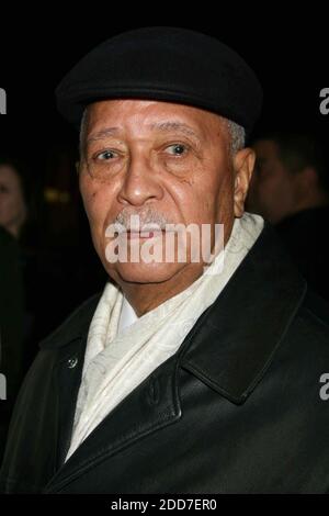 **DATEI FOTO** NY's erster schwarzer Bürgermeister, David N. Dinkins, ist mit 93 verstorben. David Dinkins besucht die Eröffnungsparty für 'Talk Radio' in der Bar Americain in New York City am 11. März 2007. Foto: Henry McGee/MediaPunch Stockfoto