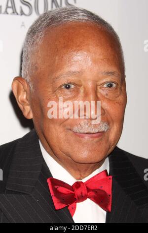 **DATEI FOTO** NY's erster schwarzer Bürgermeister, David N. Dinkins, ist mit 93 verstorben. David Dinkins nimmt am 11. Juni 2009 an der Feier zum 50-jährigen Bestehen des Four Seasons Restaurants in New York City Teil. Foto: Henry McGee/MediaPunch Stockfoto