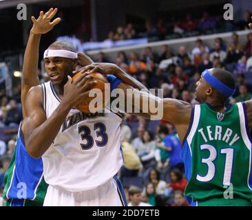 KEIN FILM, KEIN VIDEO, KEIN Fernsehen, KEIN DOKUMENTARFILM - Washington Wizards Brendan Haywood (33) wird von Dallas Mavericks Jason Terry (31) während der zweiten Hälfte ihres Spiels, das am 21. Januar 2008 im Verizon Center in Washington, DC, USA gespielt wird, gefouled. Washington Wizards gewann 102-84. Foto von Harry E. Walker/MCT/ABACAPRESS.COM Stockfoto