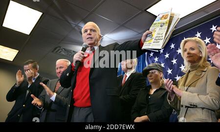 KEIN FILM, KEIN VIDEO, KEIN Fernsehen, KEINE DOKUMENTATION - der republikanische Präsidentschaftskandidat Senator John McCain sprach am Freitag, den 18. Januar 2008, während eines Wahlkampfes in Florence, SC, USA, im Carolinas Hospital System. Foto von Tim Dominick/The State/MCT/ABACAPRESS.COM Stockfoto