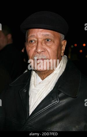 **DATEI FOTO** NY's erster schwarzer Bürgermeister, David N. Dinkins, ist mit 93 verstorben. David Dinkins besucht die Eröffnungsparty für 'Talk Radio' in der Bar Americain in New York City am 11. März 2007. Foto: Henry McGee/MediaPunch Stockfoto