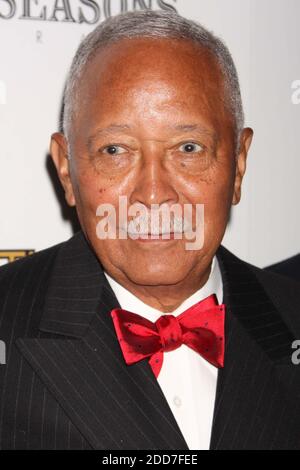 **DATEI FOTO** NY's erster schwarzer Bürgermeister, David N. Dinkins, ist mit 93 verstorben. David Dinkins nimmt am 11. Juni 2009 an der Feier zum 50-jährigen Bestehen des Four Seasons Restaurants in New York City Teil. Foto: Henry McGee/MediaPunch Stockfoto