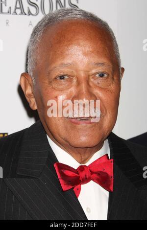 **DATEI FOTO** NY's erster schwarzer Bürgermeister, David N. Dinkins, ist mit 93 verstorben. David Dinkins nimmt am 11. Juni 2009 an der Feier zum 50-jährigen Bestehen des Four Seasons Restaurants in New York City Teil. Foto: Henry McGee/MediaPunch Stockfoto