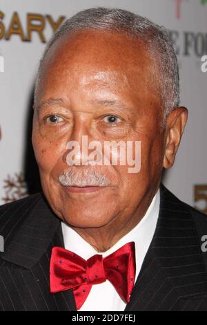 **DATEI FOTO** NY's erster schwarzer Bürgermeister, David N. Dinkins, ist mit 93 verstorben. David Dinkins nimmt am 11. Juni 2009 an der Feier zum 50-jährigen Bestehen des Four Seasons Restaurants in New York City Teil. Foto: Henry McGee/MediaPunch Stockfoto