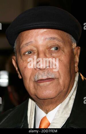 **DATEI FOTO** NY's erster schwarzer Bürgermeister, David N. Dinkins, ist mit 93 verstorben. David Dinkins bei der Eröffnungsvorstellung von 'Talk Radio' im Longacre Theater in New York City am 11. März 2007. Foto: Henry McGee/MediaPunch Stockfoto