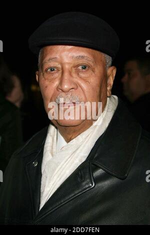 **DATEI FOTO** NY's erster schwarzer Bürgermeister, David N. Dinkins, ist mit 93 verstorben. David Dinkins besucht die Eröffnungsparty für 'Talk Radio' in der Bar Americain in New York City am 11. März 2007. Foto: Henry McGee/MediaPunch Stockfoto