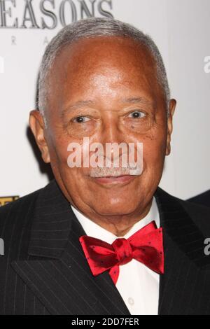 **DATEI FOTO** NY's erster schwarzer Bürgermeister, David N. Dinkins, ist mit 93 verstorben. David Dinkins nimmt am 11. Juni 2009 an der Feier zum 50-jährigen Bestehen des Four Seasons Restaurants in New York City Teil. Foto: Henry McGee/MediaPunch Stockfoto