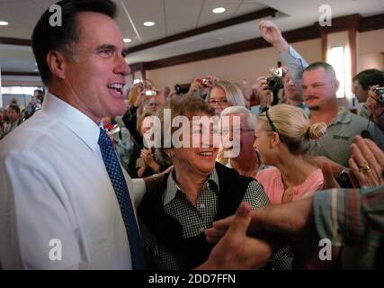 KEIN FILM, KEIN VIDEO, KEIN Fernsehen, KEIN DOKUMENTARFILM - GOP-Präsident hoffnungsvoll Mitt Romney begrüßt Unterstützer während eines Wahlkampfaufenthalten an der Keiser University in Sarasota, FL, USA, Mittwoch Morgen, 23. Januar 2008. Foto: Grant Jefferies/Bradenton Herald/MCT/ABACAPRESS.COM Stockfoto