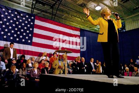KEIN FILM, KEIN VIDEO, KEIN Fernsehen, KEIN DOKUMENTARFILM - die hoffnungsvolle Senatorin der Demokratischen Präsidentschaft Hillary Clinton hielt ihre Rede "Lösungen für Amerika" bei einer Kundgebung im Freedom Center in Rock Hill, South Carolina, Freitag, USA. Januar 25, 2008. Foto von John D. Simmons/Charlotte Observer/MCT/ABACAPRESS.COM Stockfoto