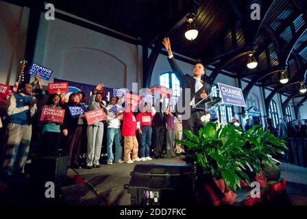 KEIN FILM, KEIN VIDEO, KEIN Fernsehen, KEIN DOKUMENTARFILM - unter der dunklen gewölbten Holzdecke winkt Barack Obama der versammelten Menge zu, nachdem er am 23. Januar 2008 bei einem Rathaustreffen in der McBryde Hall auf dem Campus der Winthrop University in Rock Hill, SC, USA, vorgestellt wurde. Foto von Gary O'Brien/Charlotte Observer/MCT/ABACAPRESS.COM Stockfoto