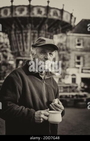 Ted Harris. Vier Generationen der Harris-Familie aus Ashington in West Sussex betreiben die traditionellen Galopper und Chairoplanes auf Jahrmärkten. Stockfoto