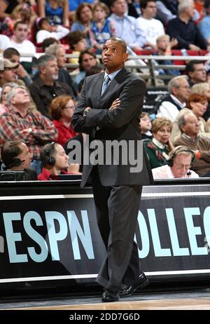 KEIN FILM, KEIN VIDEO, KEIN TV, KEIN DOKUMENTARFILM - Boston Celtics Cheftrainer Doc Rivers schaut in den letzten Minuten in der Amway Arena in Orlando, FL, USA, am 27. Januar 2008 auf das Punktebrett. Die Magie besiegte die Celtics, 96-93. Foto von Jacob Langston/Orlando Sentinel/MCT/Cameleon/ABACAPRESS.COM Stockfoto