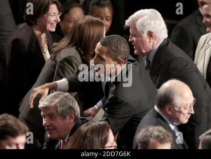 KEIN FILM, KEIN VIDEO, KEIN Fernsehen, KEINE DOKUMENTATION - US-Senator Barack Obama (D-IL), links und Senator Ted Kennedy (D-MA) begrüßen andere Kongressmitglieder, bevor Präsident George W. Bush sein jährliches, Und schließlich, Rede des Staates der Union zu einer gemeinsamen Sitzung des Kongresses in der Kammer des US-Repräsentantenhauses in Washington, DC, USA am Montag, 28. Januar 2008. Foto von Chuck Kennedy/MCT/ABACAPRESS.COM Stockfoto