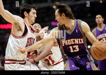 KEIN FILM, KEIN VIDEO, KEIN TV, KEIN DOKUMENTARFILM - The Chicago Bulls' Kirk Hinrich, Left, Wachen Phoenix Suns Wache Steve Nash (13) während der Aktion im zweiten Quartal im United Center in Chicago, IL, USA am 27. Januar 2008. Die Sonnen besiegten die Bulls, 88-77. Foto von José M. Osorio/Chicago Tribune/MCT/Cameleon/ABACAPRESS.COM Stockfoto