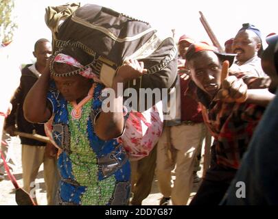 KEIN FILM, KEIN VIDEO, KEIN Fernsehen, KEIN DOKUMENTARFILM - EIN Mob von Kikuyus verfolgt eine Frau, die am 28. Januar 2008 aus ihrem Haus in Naivasha, Kenia, geflohen war. Mitglieder des Kikuyu-Stammes führen Racheangriffe gegen rivalisierende Stämme im ethnisch gemischten Rift Valley durch. Foto: Shashank Bengali/MCT/ABACAPRESS.COM Stockfoto