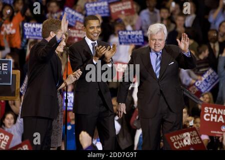 KEIN FILM, KEIN VIDEO, KEIN Fernsehen, KEIN DOKUMENTARFILM - demokratischer Präsident hoffnungsvoll, Senator Barack Obama, D-Ill., steht mit Senator Ted Kennedy, D-Mass., rechts, Rep. Patrick Kennedy, D-R.I., links, Und Caroline Kennedy, Tochter des verstorbenen Präsidenten John F. Kennedy, zweite von links, während einer Kundgebung für Obama an der American University, in Washington, DC, USA, am 28. Januar 2008. Die prominente politische Familie der Demokratischen Partei unterstützte Obama am Montag als Präsidenten, wobei Sen. Edward Kennedy ihn als einen "Mann mit außergewöhnlichen Geschenken an Führung und Charakter" bezeichnete, einen würdigen Erben seines ermordeten Bruders. P Stockfoto