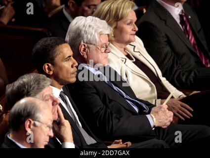KEIN FILM, KEIN VIDEO, KEIN Fernsehen, KEIN DOKUMENTARFILM - US-Senator Barack Obama (D-IL), links und Senator Ted Kennedy (D-MA) hören zu, während Präsident George W. Bush sein jährliches, Und schließlich, Rede des Staates der Union zu einer gemeinsamen Sitzung des Kongresses in der Kammer des US-Repräsentantenhauses in Washington, DC, USA am Montag, 28. Januar 2008. Foto von Chuck Kennedy/MCT/ABACAPRESS.COM Stockfoto
