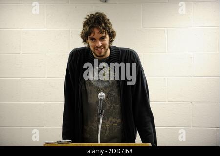 KEIN FILM, KEIN VIDEO, KEIN Fernsehen, KEIN DOKUMENTARFILM - Pau Gasol, das neueste Mitglied der Los Angeles Lakers, spricht auf einer Pressekonferenz vor dem Lakers-Spiel gegen die Washington Wizards am 3. Februar 2008 im Verizon Center in Washington DC, USA. Los Angeles Lakers gewann das Spiel 103-91. Foto von Mitchell Layton/MCT/ABACAPRESS.COM Stockfoto
