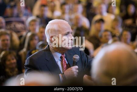 KEIN FILM, KEIN VIDEO, KEIN Fernsehen, KEIN DOKUMENTARFILM - der republikanische, hoffnungsvolle Senator des Präsidenten John McCain spricht während einer Kundgebung am internationalen Flughafen in San Diego, CA, USA am Dienstag, 5. Februar 2008. Foto von Brian Baer/Sacramento Bee/MCT/ABACAPRESS.COM Stockfoto